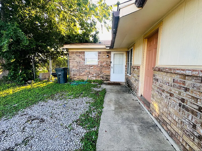 1103 Charisse St — Photo 3