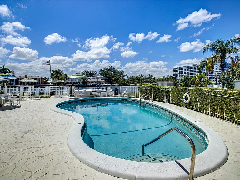 999 N Riverside Dr #11 — Photo 11