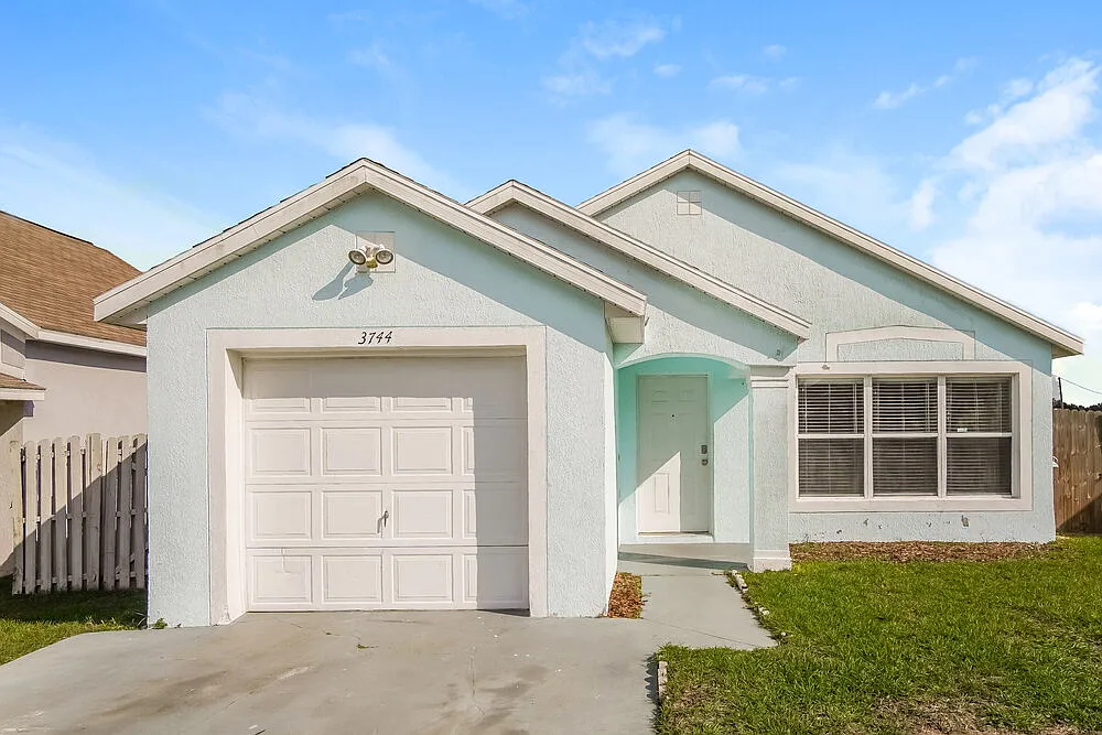 3 bed, 2.0 bath, 1464 sqft, $1,915 — Photo 1