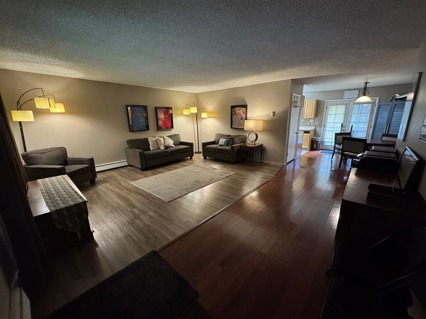 Large 4 bedroom 4 bath 2 Car Garage in middle of Fairbanks, Short term rental. — Photo 3