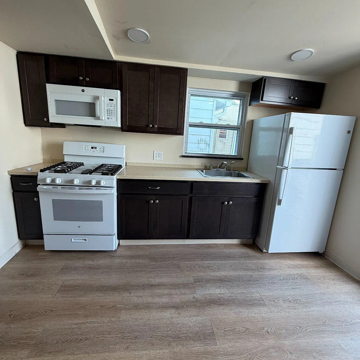 3 bed, 1.0 bath, 900 sqft, $1,850 — Photo 2