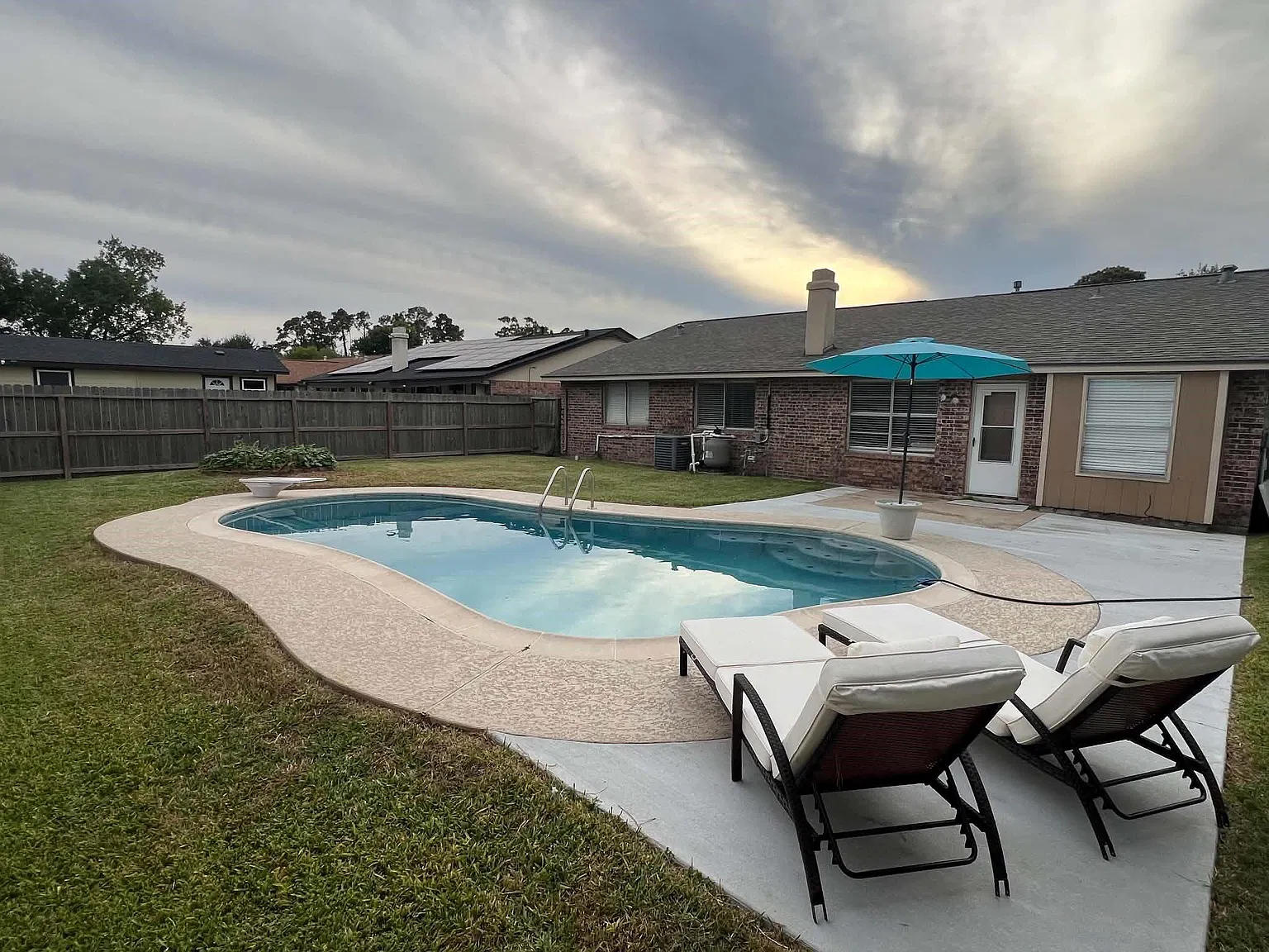 3 bed, 2.0 bath, 1612 sqft, $2,100 — Photo 2