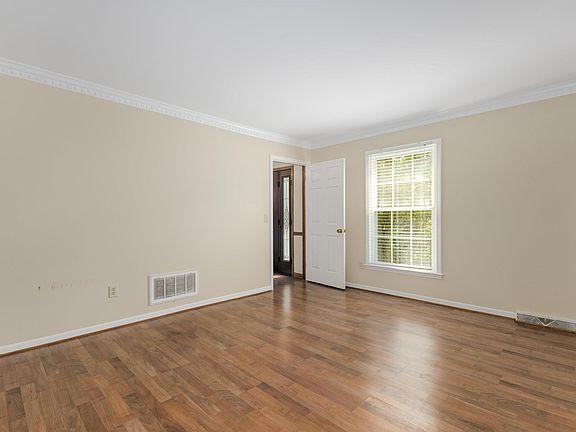 5th image of 100 Hunters Woods Dr