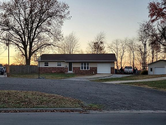 3rd image of 1103 Hillcrest Dr