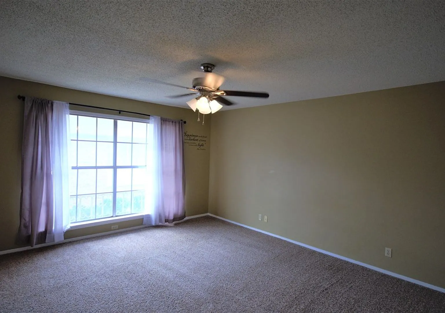 LARGE 2 bedroom 2 bath Condo close to Shopping, dinning and entertainment! — Photo 2