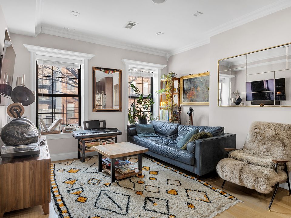 1st image of 132 De Graw St #2