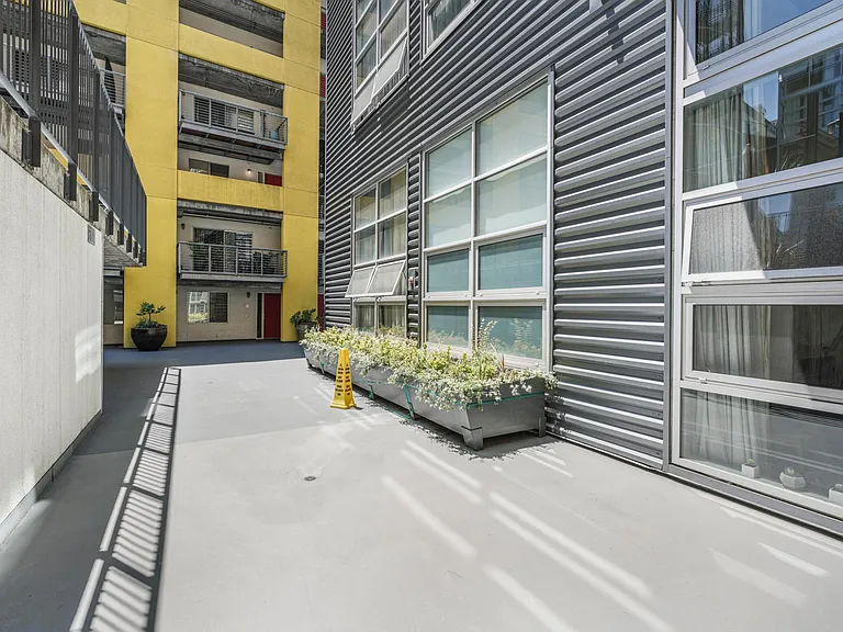 Oak St — Photo 24