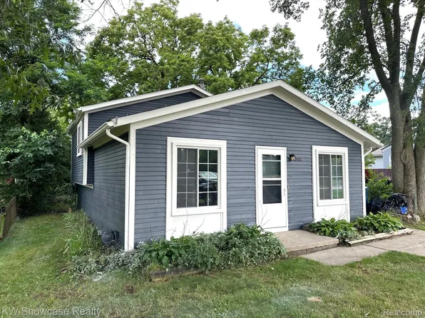 366 Farnsworth Rd, White Lake, MI 48386