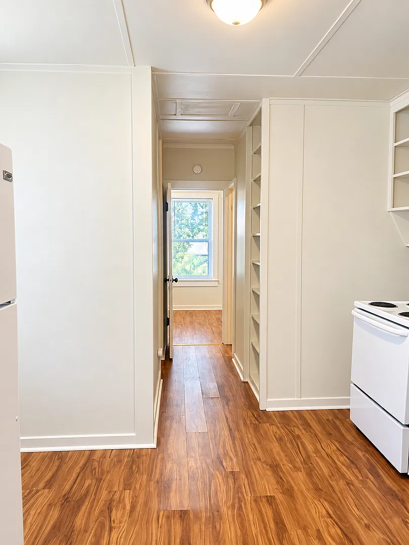 *Move In Special $500 Off First Months Rent* 1 Bed 1 Bath House Near Downtown — Photo 4