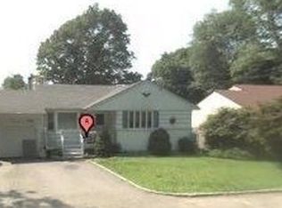 261 Manor Rd, Huntington, NY 11743