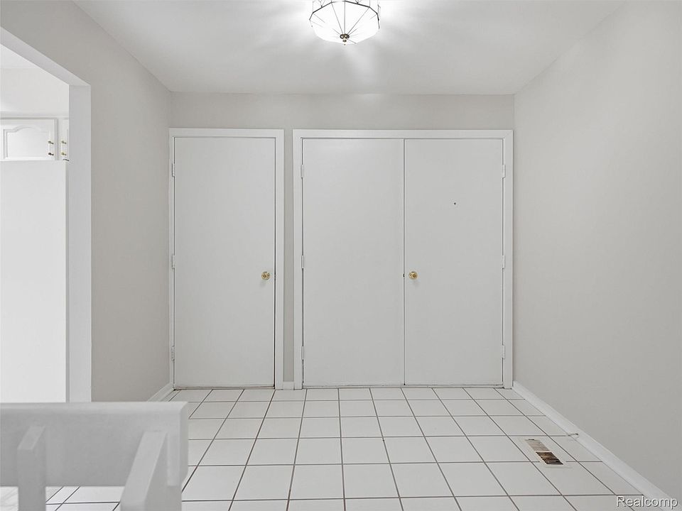 2281 Forest Gln, photo 8