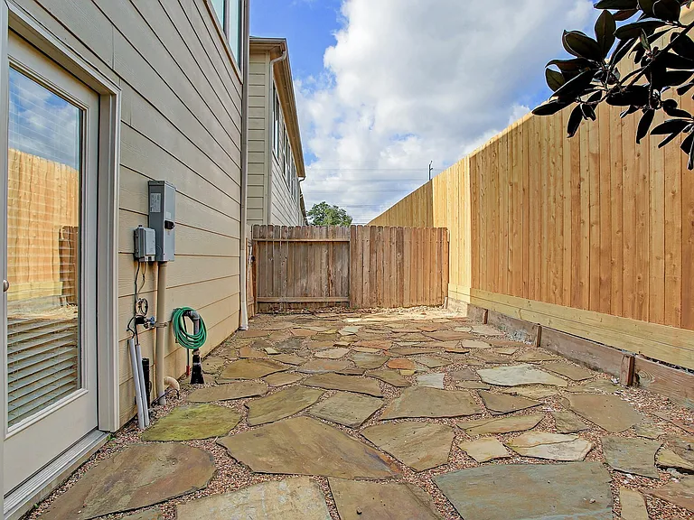 3830 Centerplaza Dr — Photo 11
