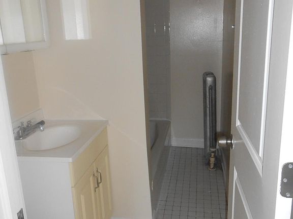 4th image of 3922 N Pine Grove Ave #3D