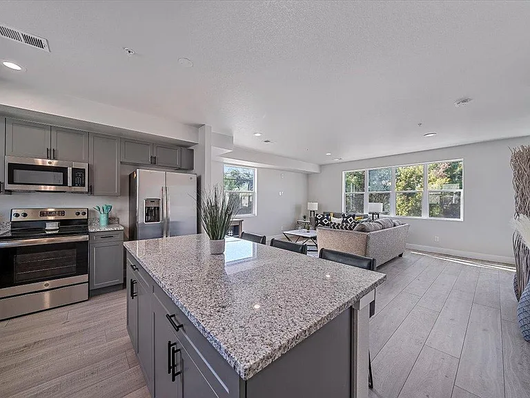 1326 Benton St — Photo 3