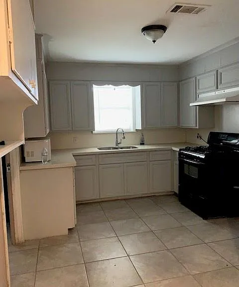 1100 Frost St — Photo 14