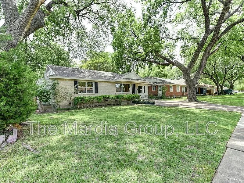 3 bed, 2.0 bath, 1218 sqft, $2,400 — Photo 2