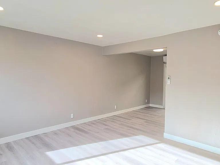 Montrose Apts — Photo 6