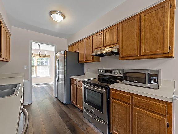 5th image of 102 Shady Spring Pl