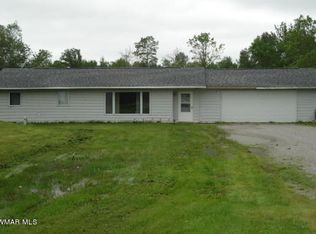 223 Oak Rd, Warroad, MN 56763