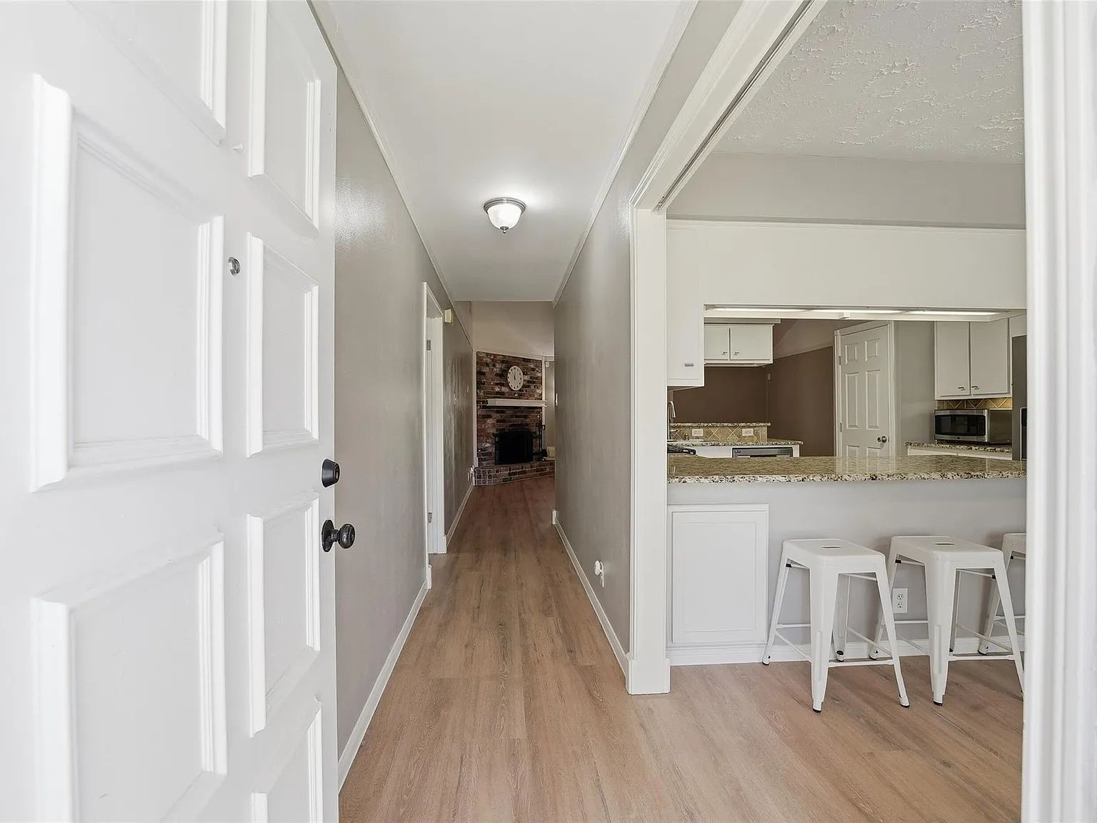 3 bed, 2.0 bath, 1476 sqft, $2,100 — Photo 2