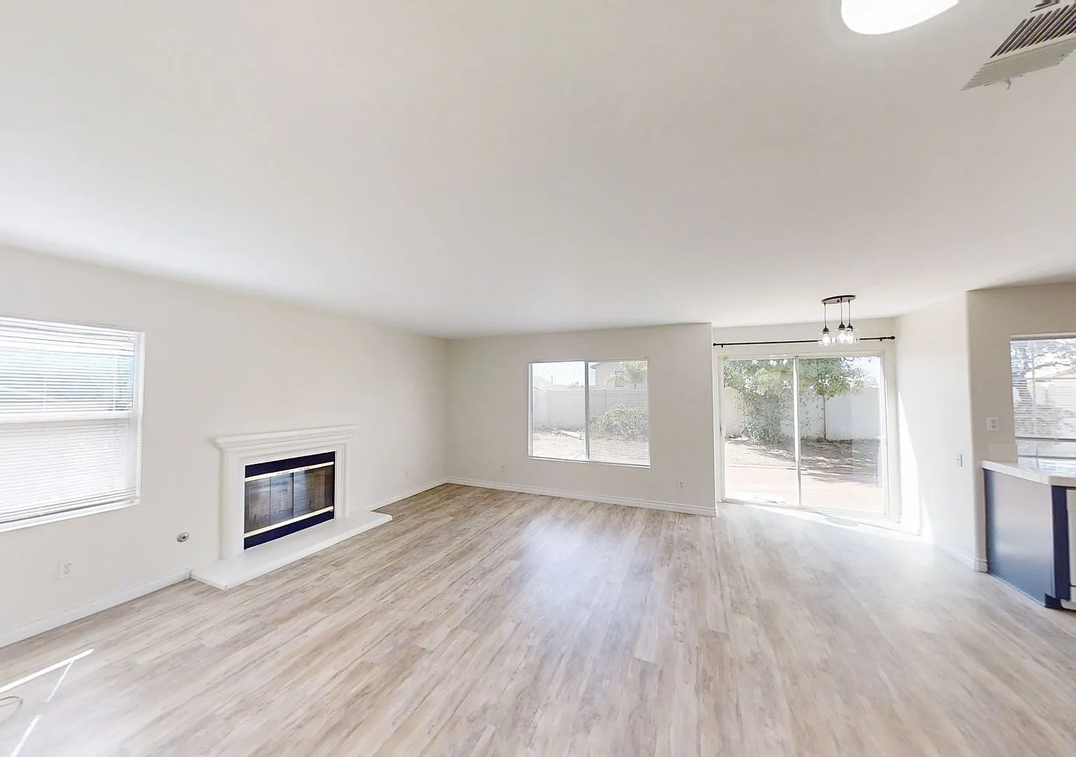 4 Bed 3 bath home in Three Rings Ranch — Photo 2