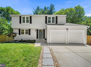 2851 Edgelea Rd, Vienna, VA 22181