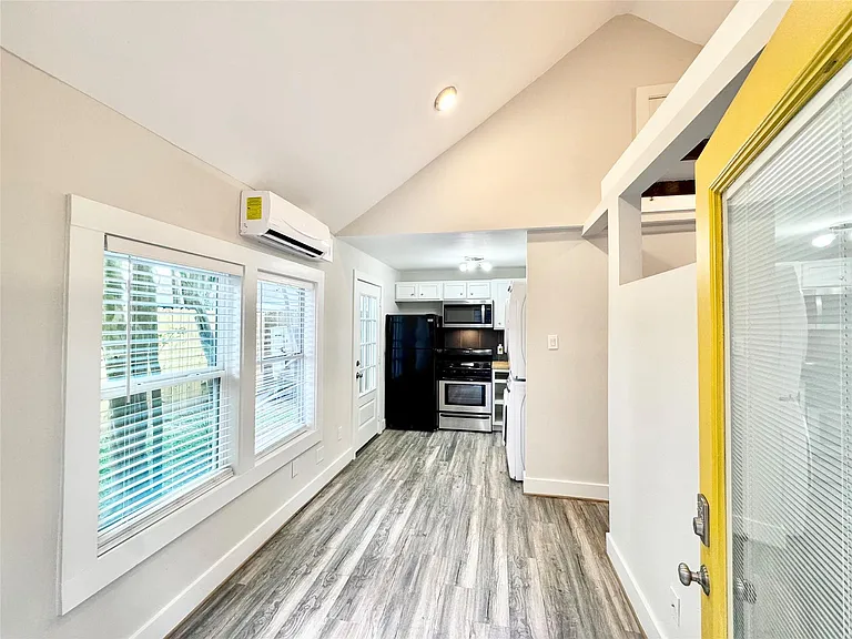 914 Joyce St #A — Photo 5