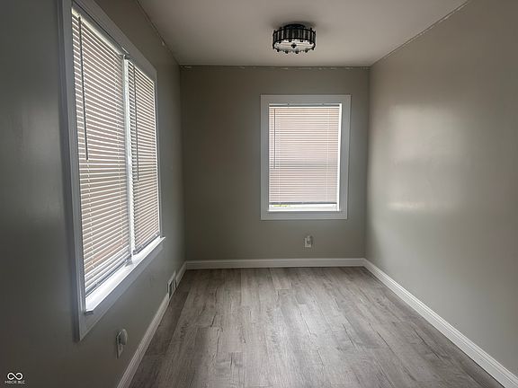 3rd image of 3613 N Dearborn St
