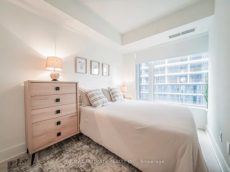 11 Yorkville Ave #1902 — Photo 18