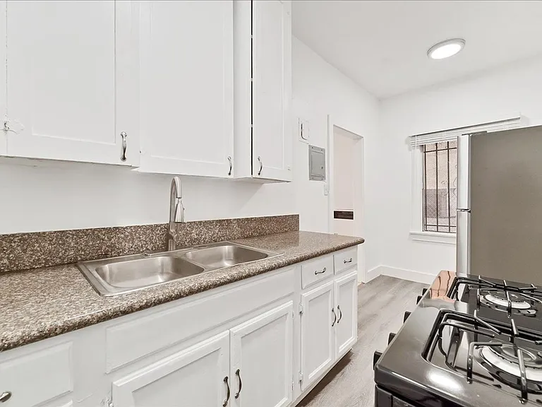 1475 W Adams Blvd #102 — Photo 8