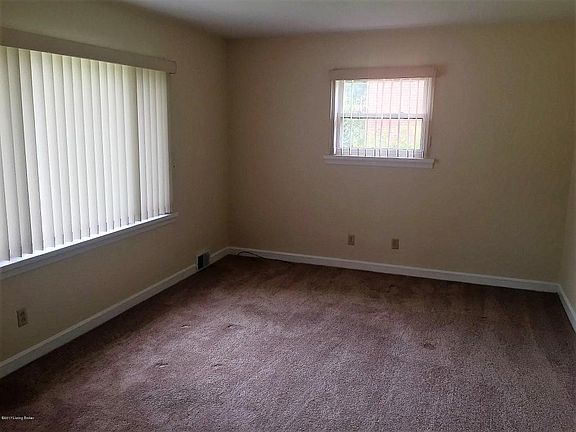 9010_Springview_Dr_40219_LivingRoom3