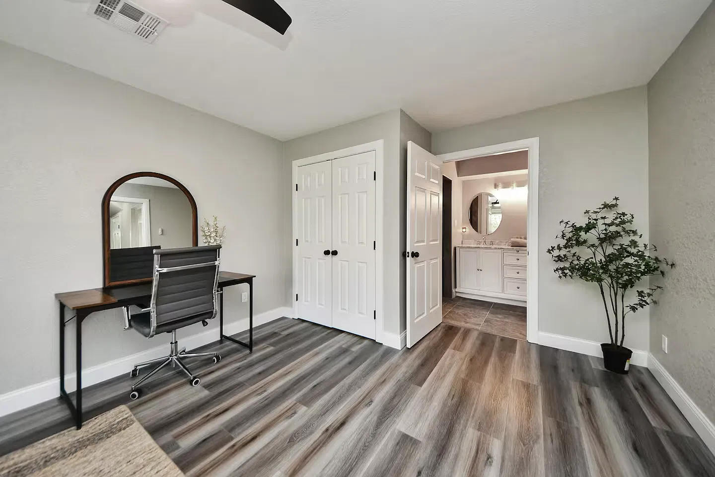 5 bed, 2360 sqft, $750 — Photo 2