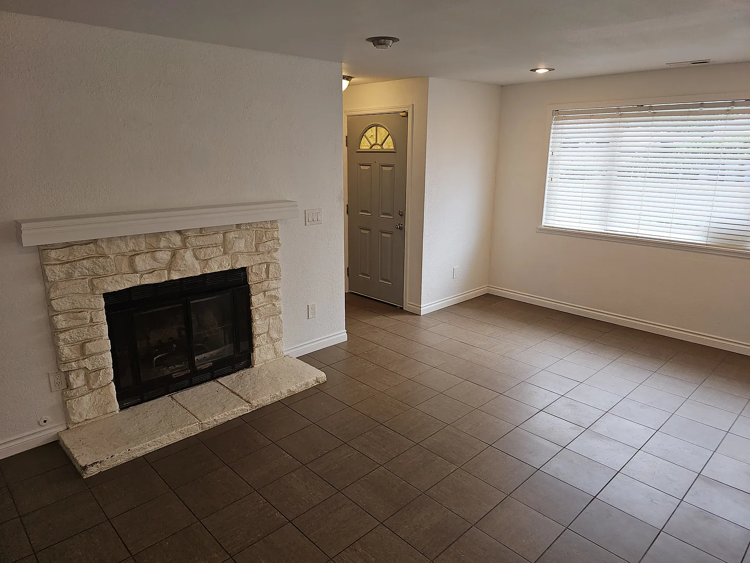 3 bed, 1084 sqft, $2,460 — Photo 2
