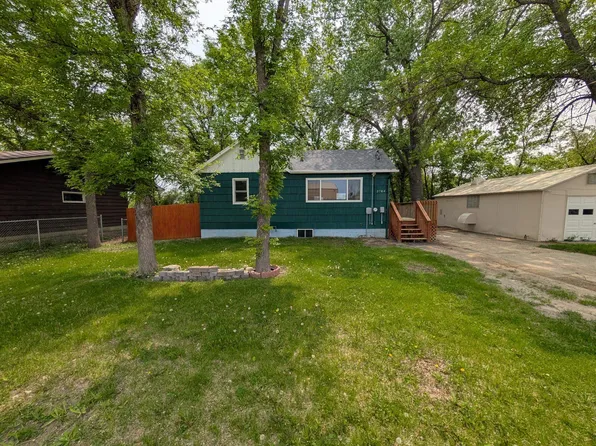 2704 9th Ave SE, Minot, ND 58701
