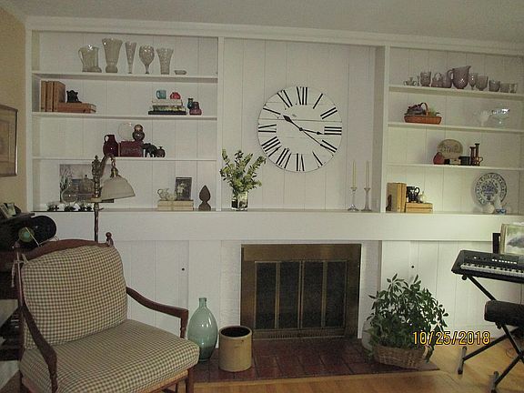 Living Room with fireplace