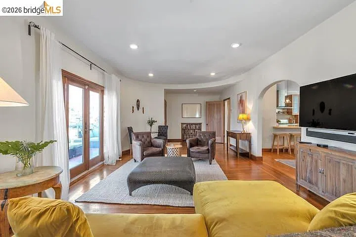 3 bed, 2.0 bath, 4020 sqft, $6,200 — Photo 4