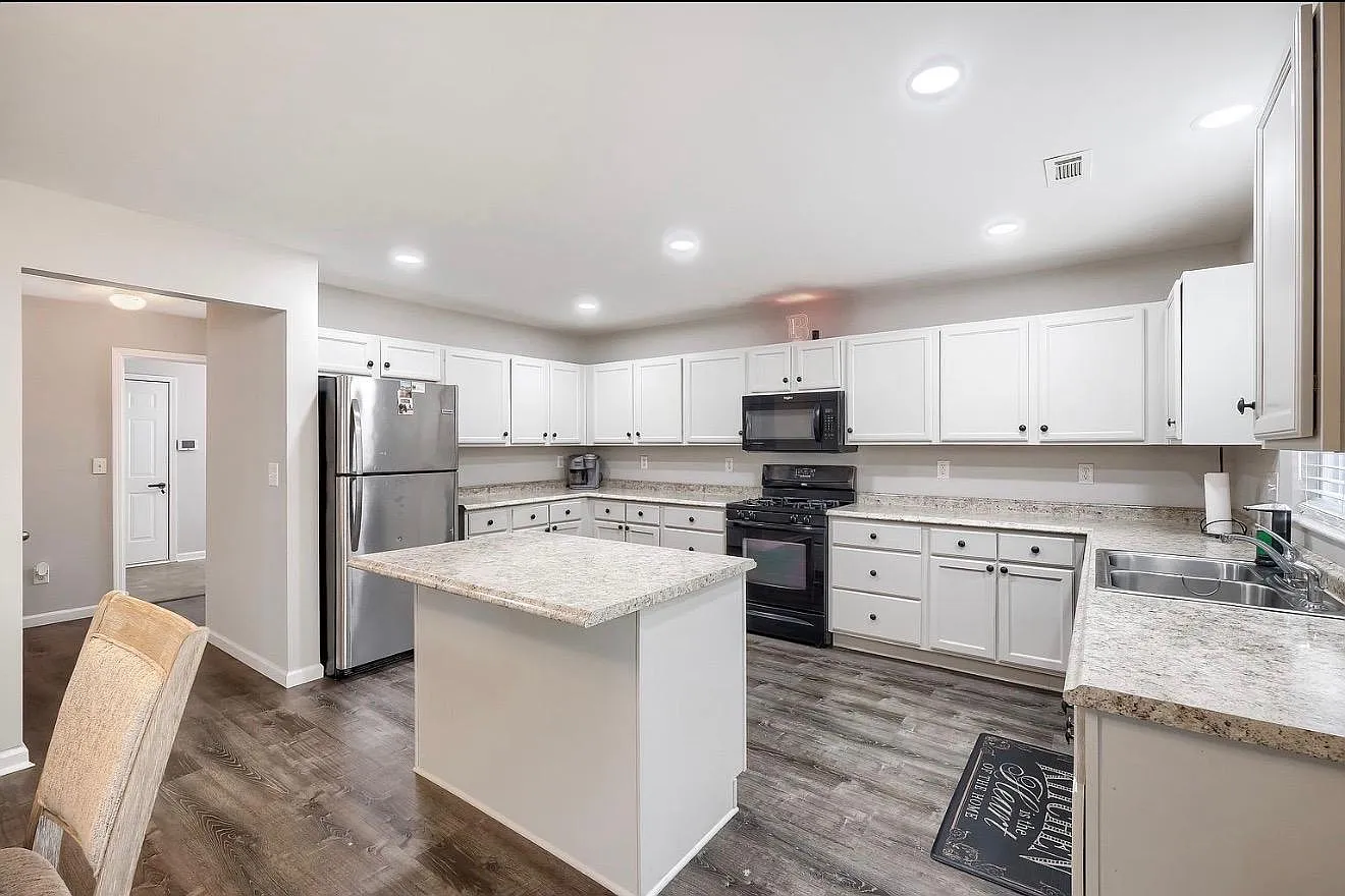 3 bed, 2.5 bath, 2476 sqft, $2,475 — Photo 2