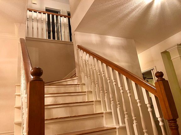 5th image of 1402 Blackthorne Dr