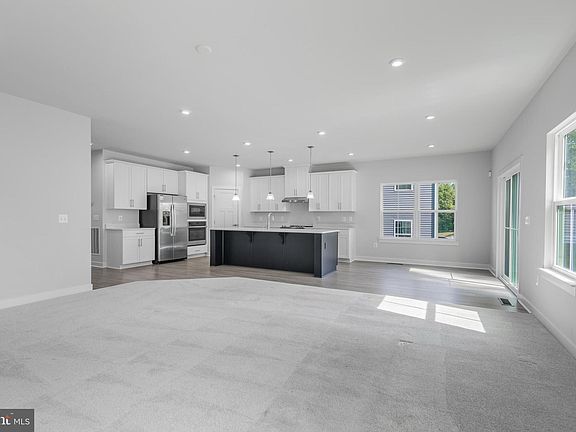 4th image of 381 Greenstead Dr