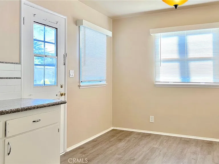 240 N Shamrock Ave — Photo 11