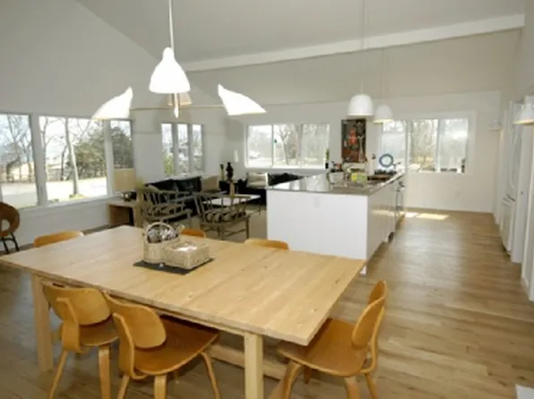 https://photos.zillowstatic.com/fp/045db7dc9908dcdad5ede5a1e745ef1a-p_e.webp