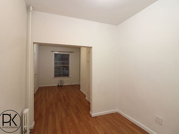 3rd image of 917 Lorimer St APT 1L