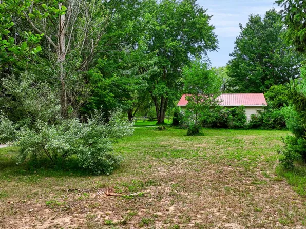 1281 N Nine Mile Rd, Sanford, MI 48657