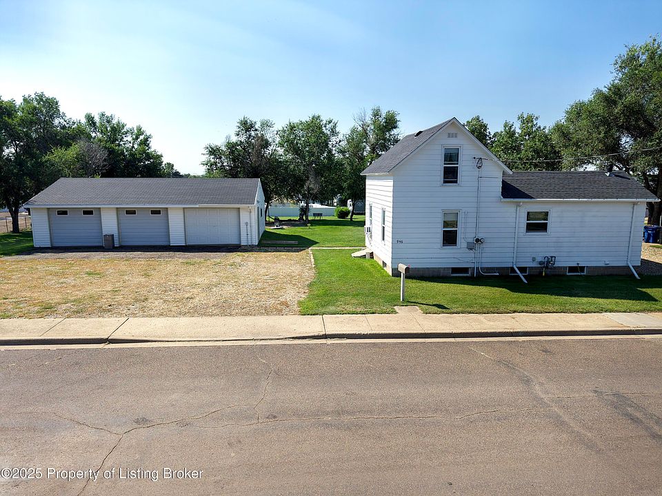 2nd image of 946 2nd St E