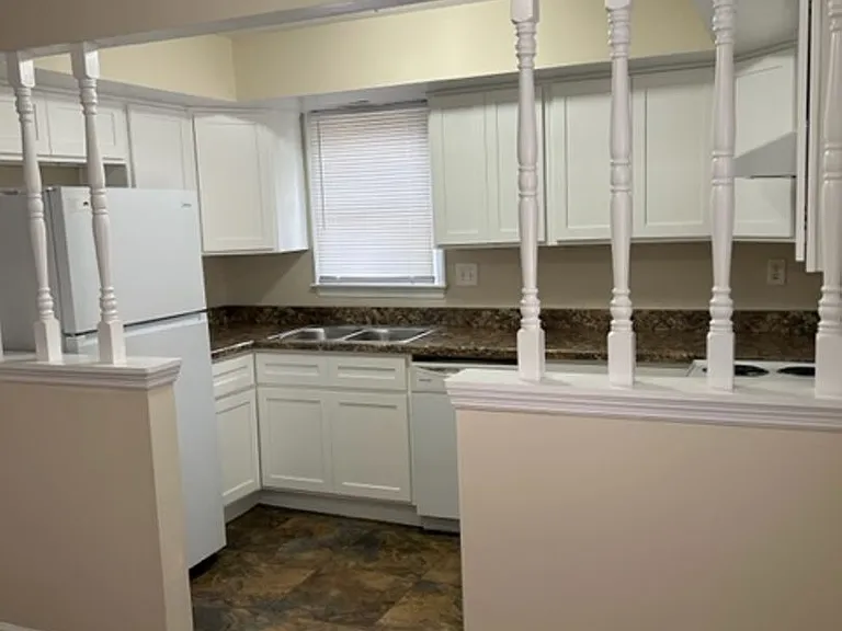 481 Woodview Dr — Photo 7