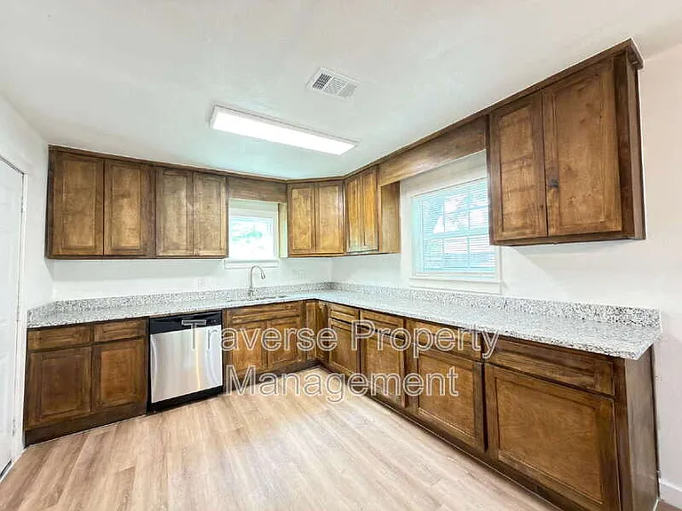 1804 Andrew Ave — Photo 8