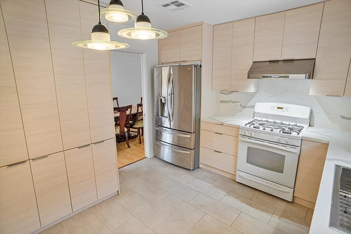 1 bed, 880 sqft, $2,400 — Photo 3