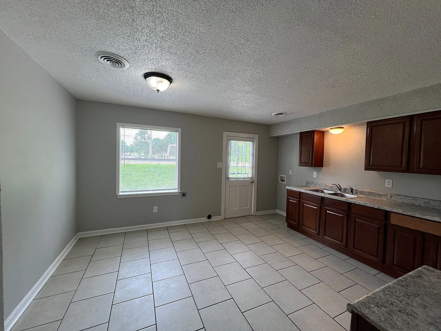 1207 Tahoe Rd — Photo 3
