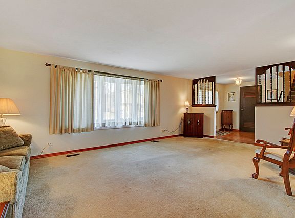 5th image of 918 Pinehurst Ln