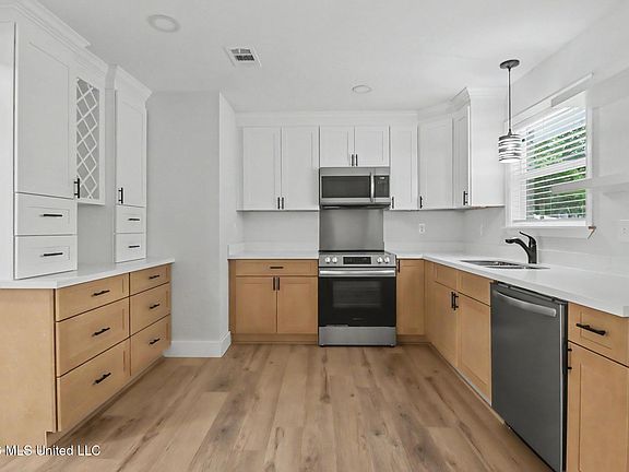 3rd image of 200 Beverly Dr